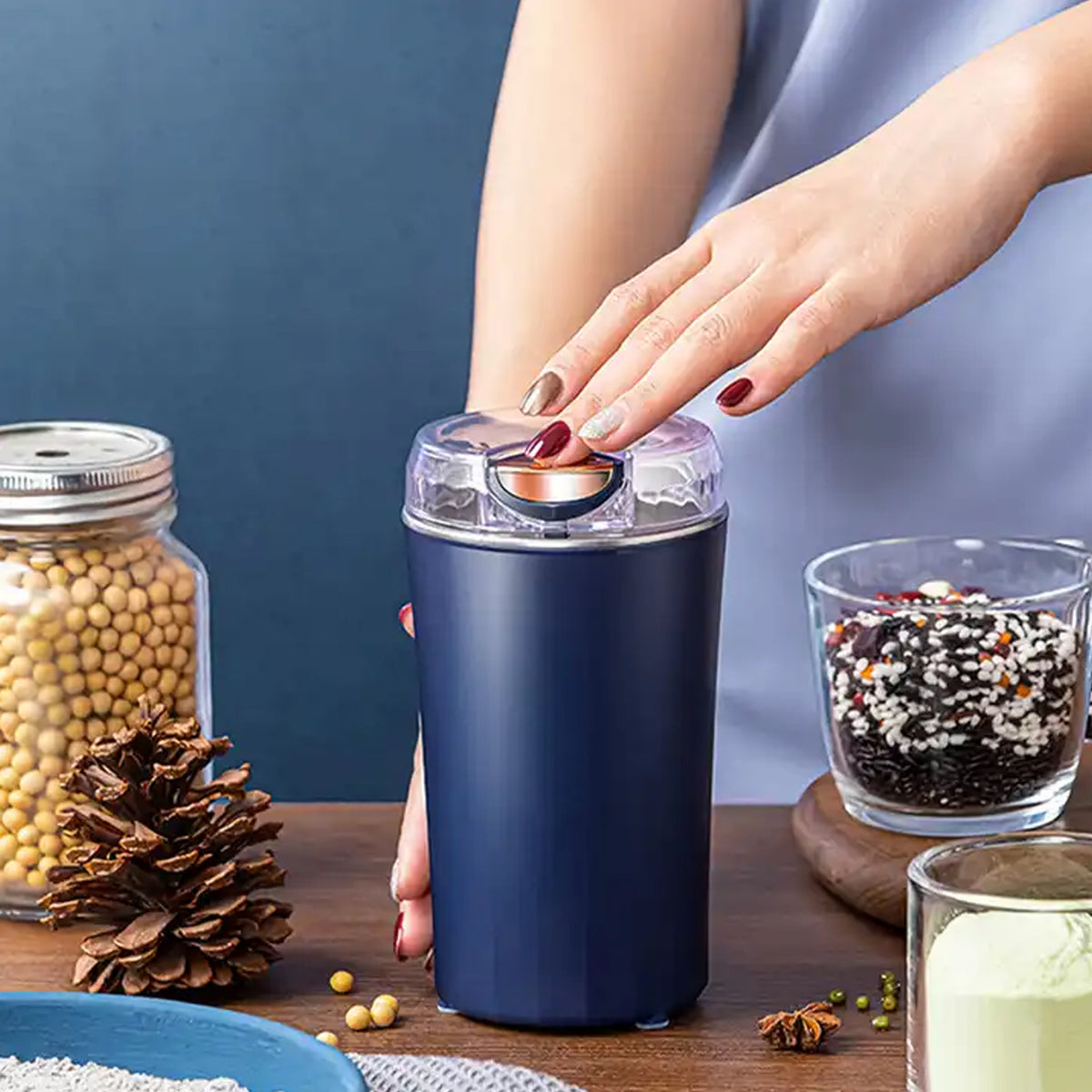 Compact electric grinder with transparent lid