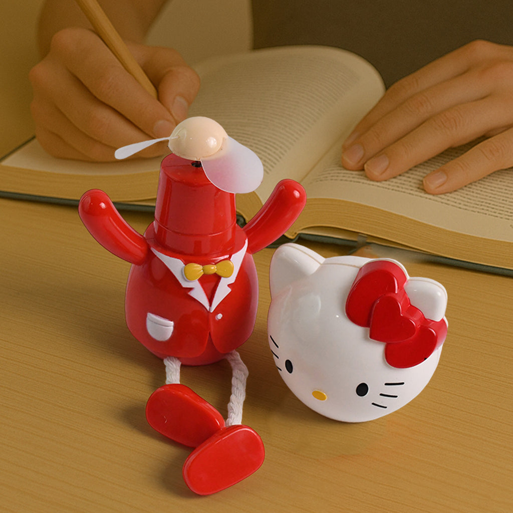 Close-up of the soft plastic blades of the kids' safe mini table fan for safety.
