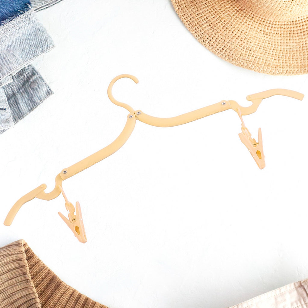 Compact folding hanger in its collapsed, space-saving form